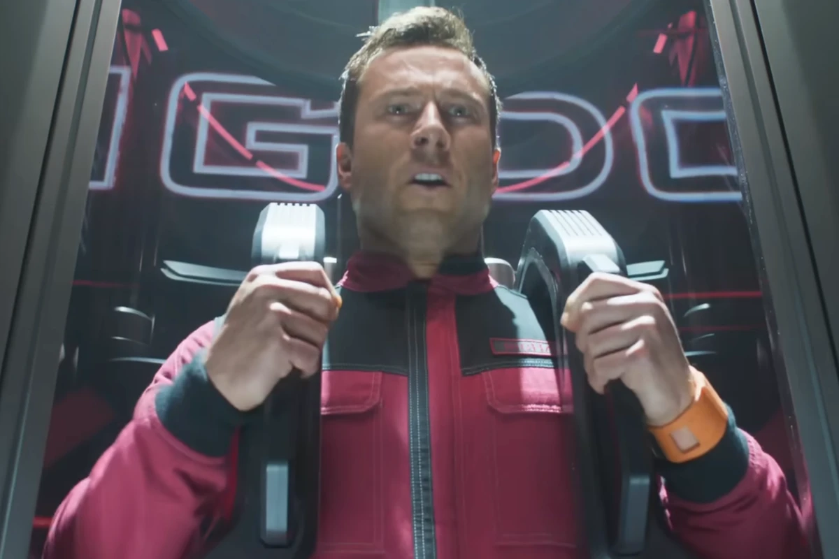 The Running Man Cast: Who Plays Who in Edgar Wright’s Thriller? 4 Glen Powell in The Running Man - Paramount Pictures